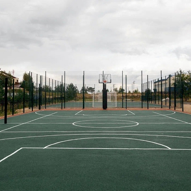 В детских садах и школах Ноябрьска улучшают спортивные площадки