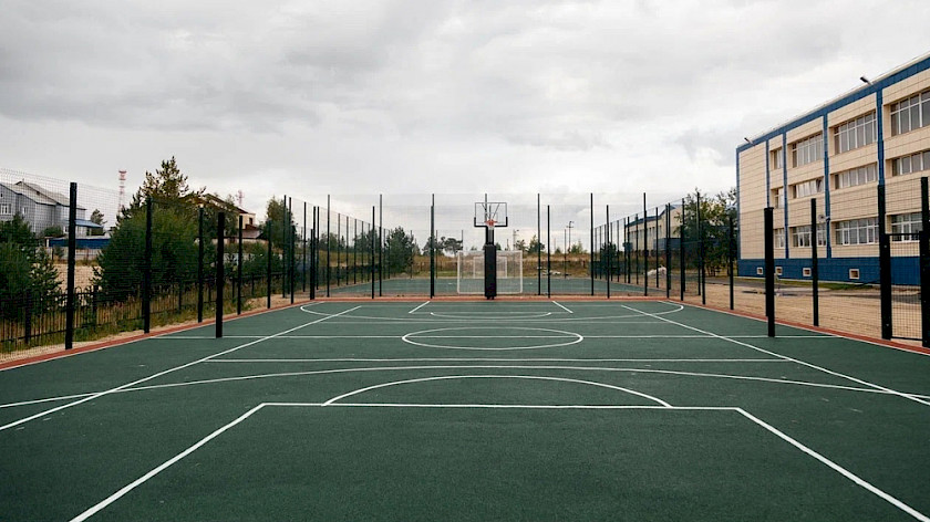 В детских садах и школах Ноябрьска улучшают спортивные площадки