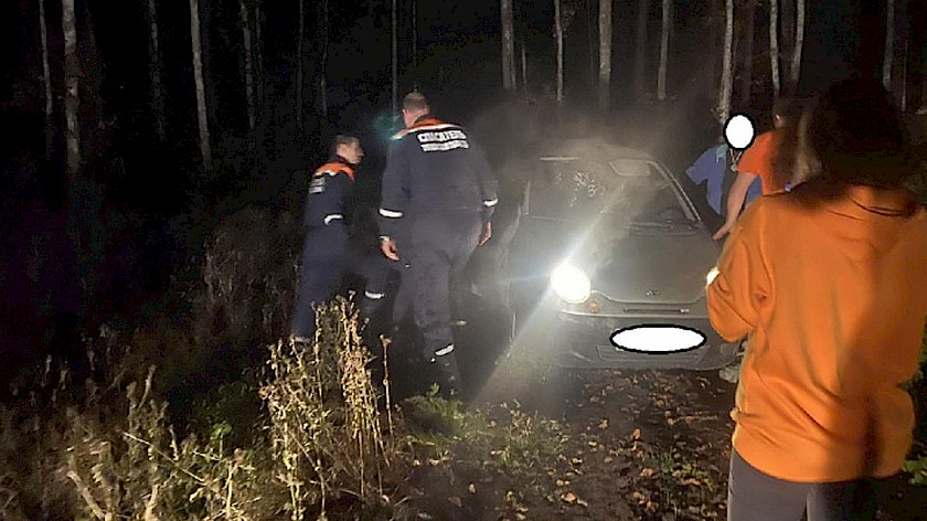 Тюменские поисковики нашли двух женщин-грибников, застрявших в лесу на машине