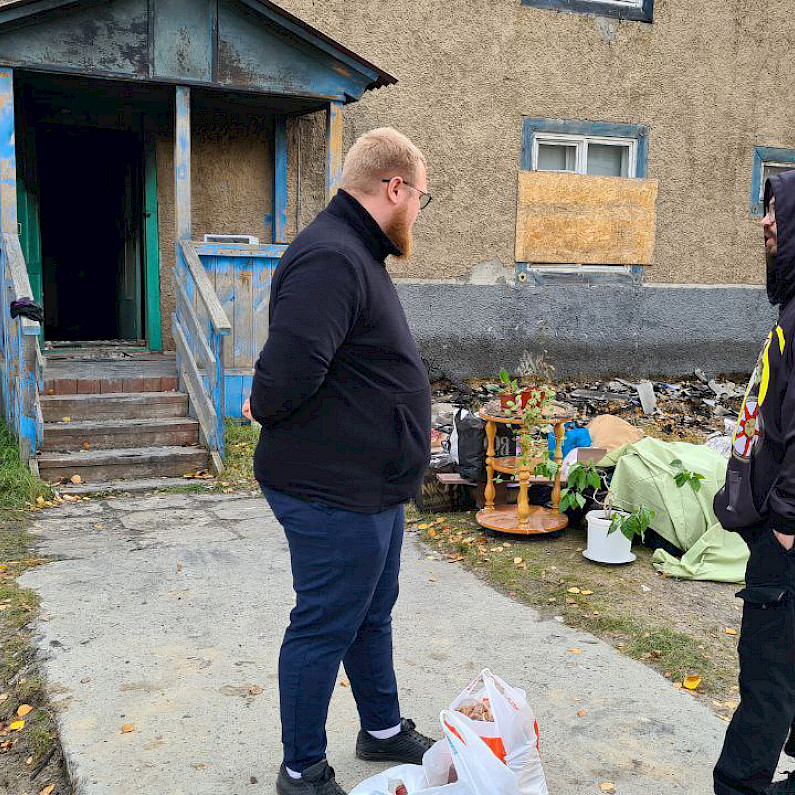 Пострадавшие при пожаре в Ноябрьске возвращаются за своими вещами в сгоревший дом 