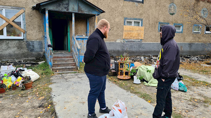 Пострадавшие при пожаре в Ноябрьске возвращаются за своими вещами в сгоревший дом 
