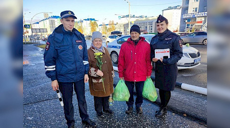 Ноябрьские автоинспекторы поздравили пенсионеров с Международным днем пожилых людей