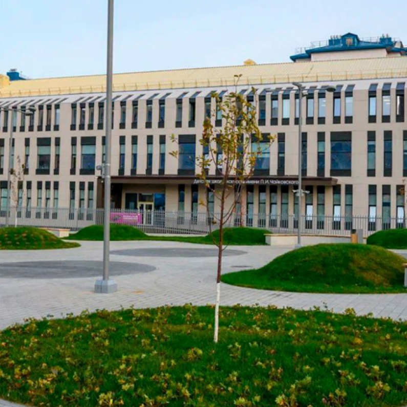 У ДШИ им. Чайковского в Ноябрьске открыли сквер с «канцелярскими принадлежностями» и фонтанами. ФОТО
