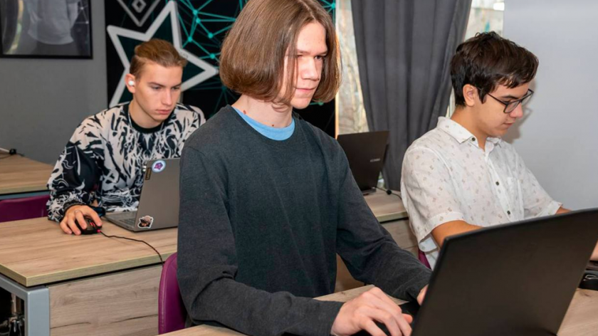 В Ноябрьске 45 учеников будут повышать навыки в программировании. ФОТО