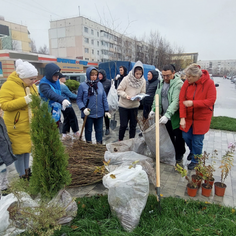Более 100 деревьев и кустарников посадили  у ЯмалЭкоДома в Ноябрьске. ФОТО