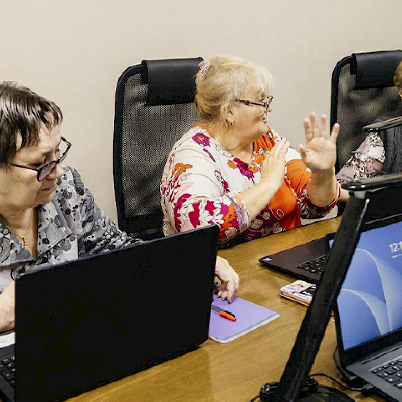 Пенсионеры Ноябрьска проходят курсы компьютерной грамотности