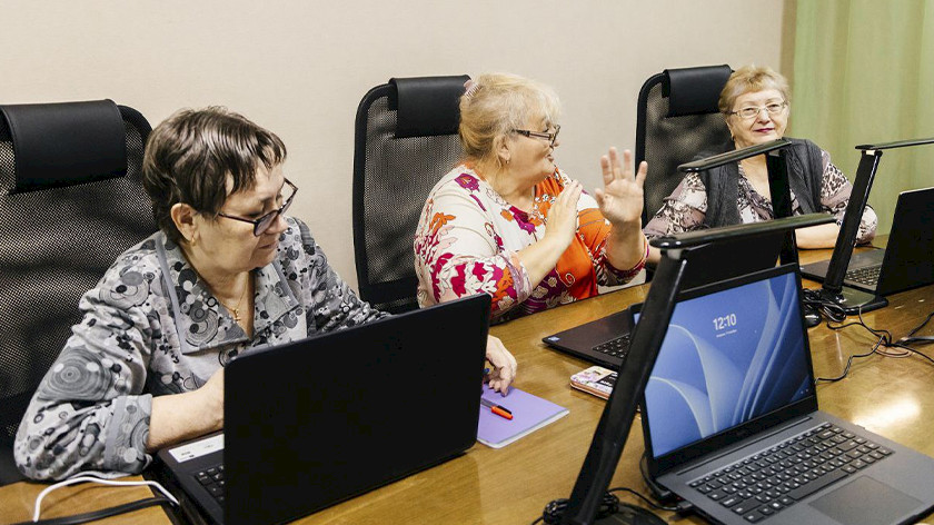 Пенсионеры Ноябрьска проходят курсы компьютерной грамотности