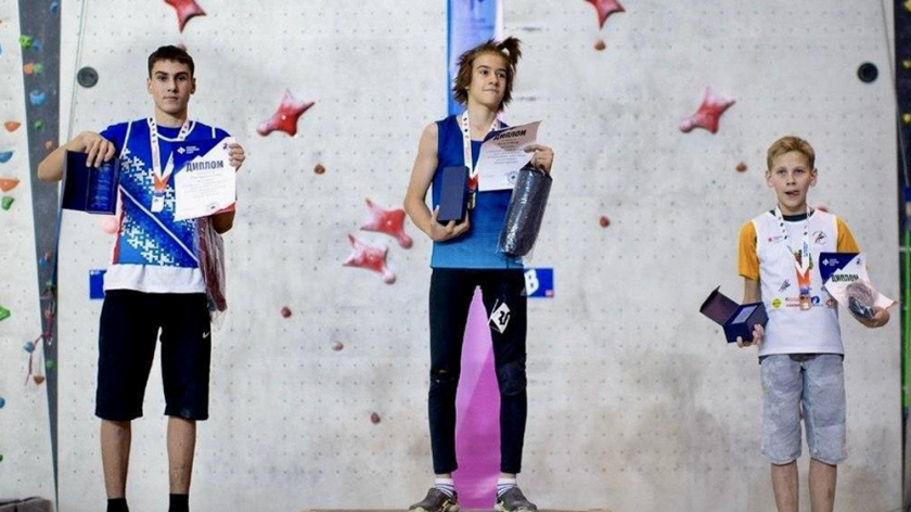 Спортсмен из Ноябрьска выиграл серебро на всероссийских соревнованиях по скалолазанию