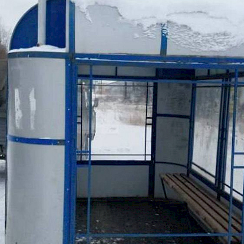 Вандалы украли стекло из автобусной остановки в Ноябрьске