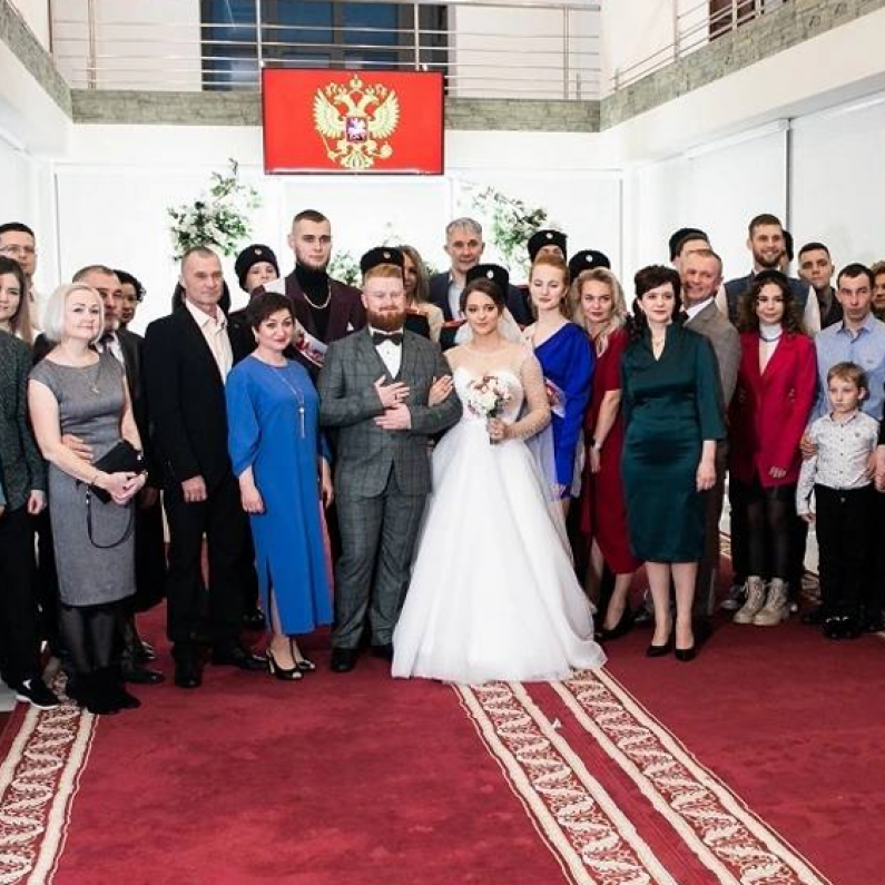 Глава Ноябрьска Алексей Романов лично поздравил молодоженов-волонтеров с бракосочетанием. ФОТО