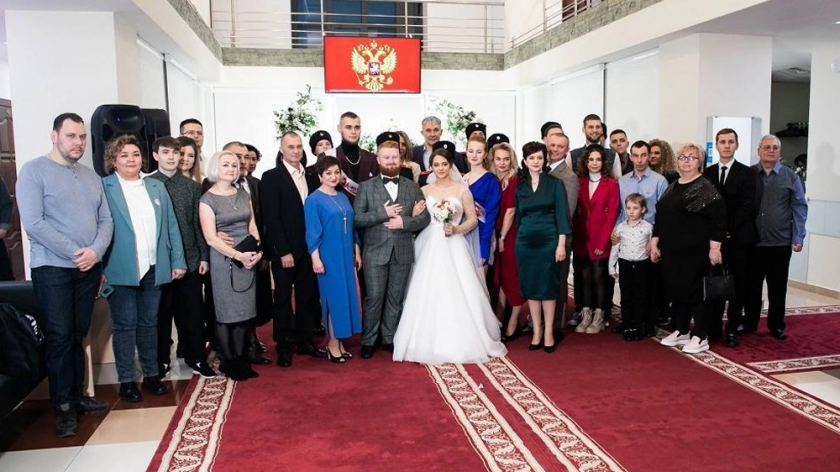 Глава Ноябрьска Алексей Романов лично поздравил молодоженов-волонтеров с бракосочетанием. ФОТО