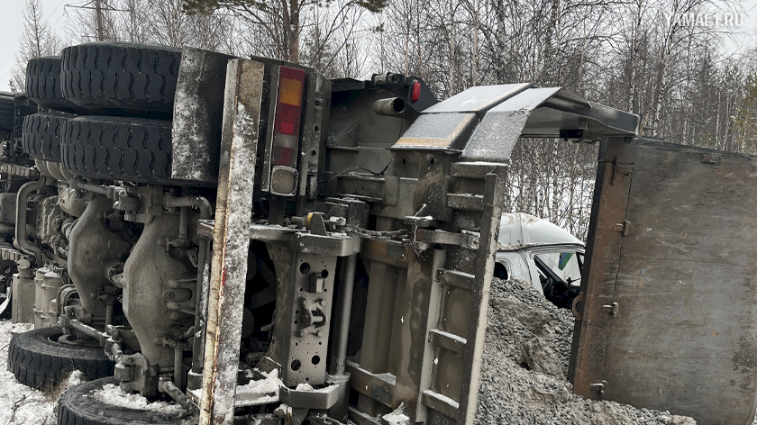 Водитель «Газели» пострадал после жесткого столкновения с самосвалом возле Ноябрьска. ВИДЕО