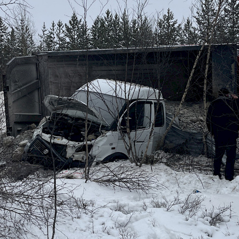 Водитель «Газели» пострадал после жесткого столкновения с самосвалом возле Ноябрьска. ВИДЕО