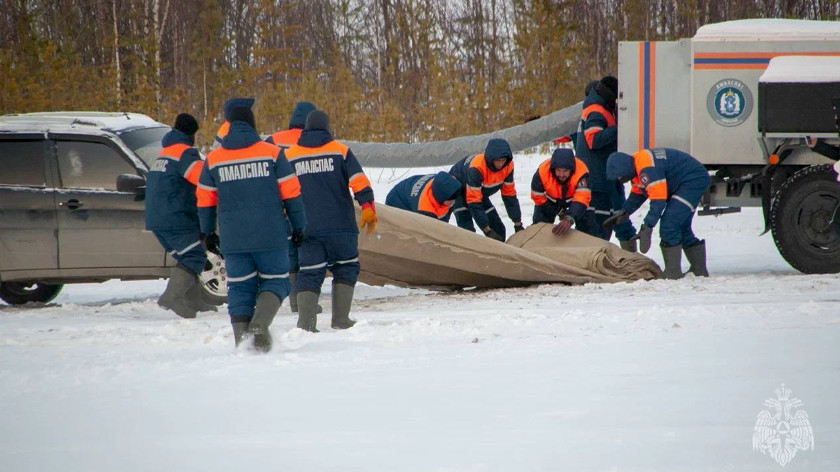 Ноябрьские спасатели отрабатывали навыки по эвакуации замерзающих людей. ФОТО