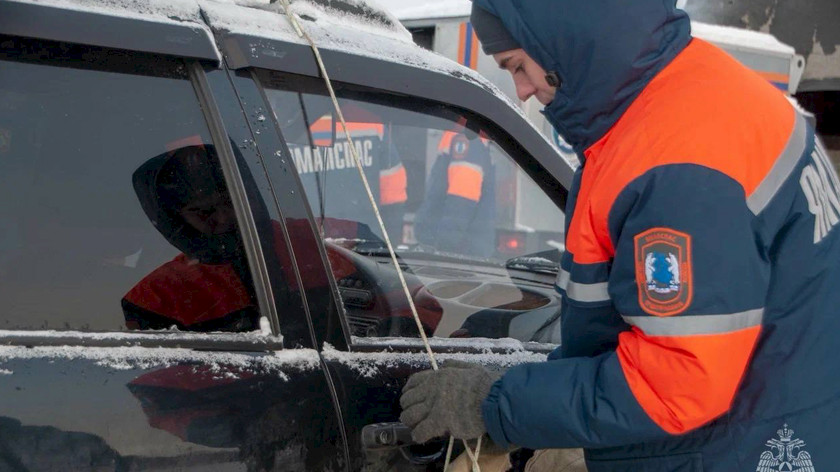 Ноябрьские спасатели отрабатывали навыки по эвакуации замерзающих людей. ФОТО