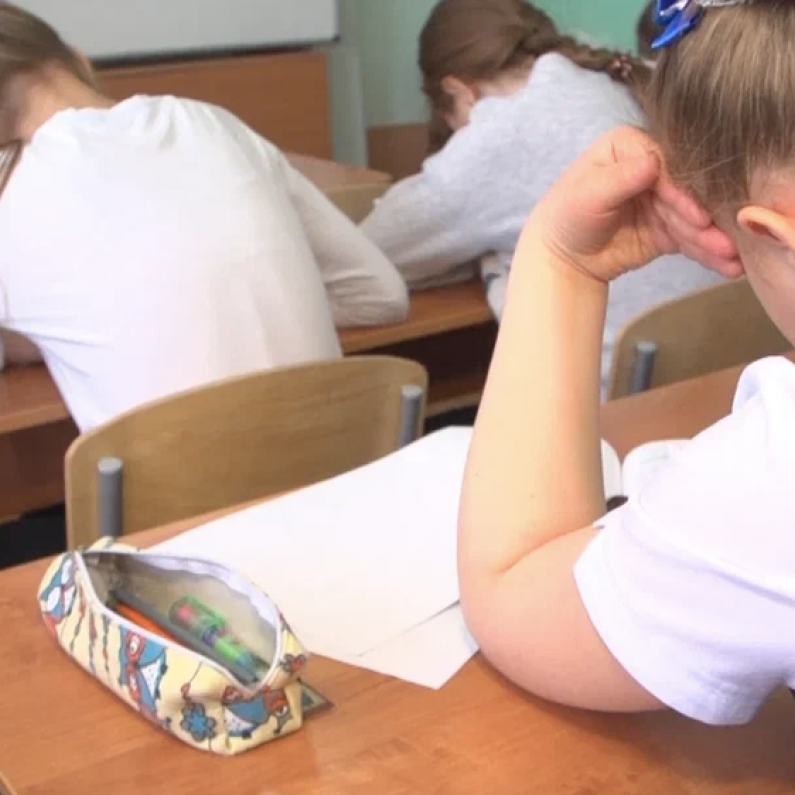 В Госдуме приняли запрет на использование телефонов в школах
