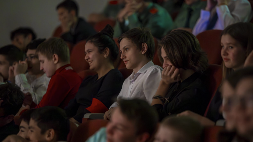 Коллектив КСК «Ямал» и театр-студия «Атмосфера» рассказывают школьную программу в перерывах между уроками. ФОТО