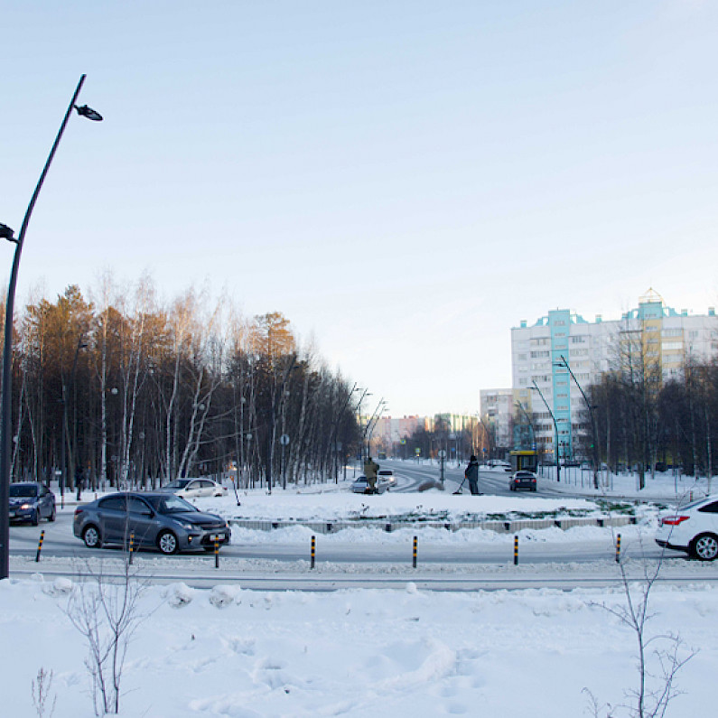 В Ноябрьске из-за морозов не смогут вовремя доделать новогоднюю конструкцию на улице Ленина