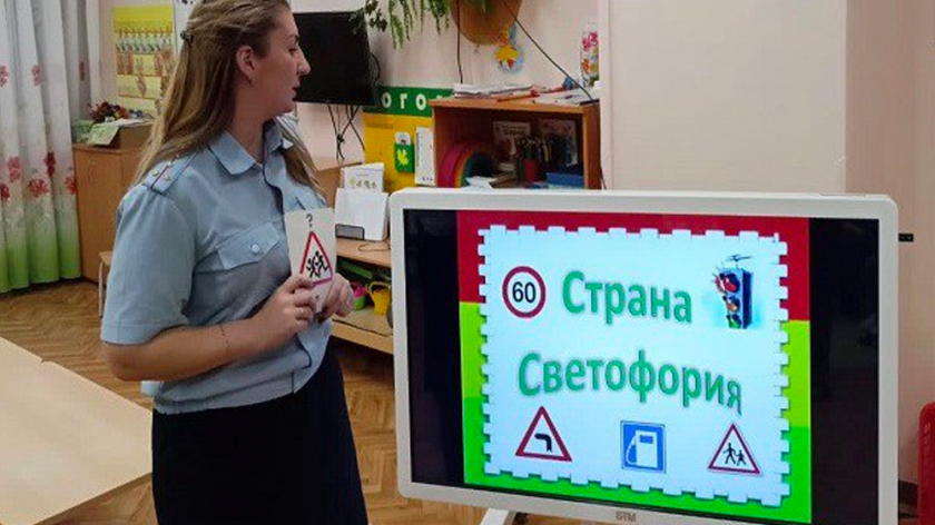 Полицейские Ноябрьска напомнили дошкольникам о правилах дорожного движения. ФОТО