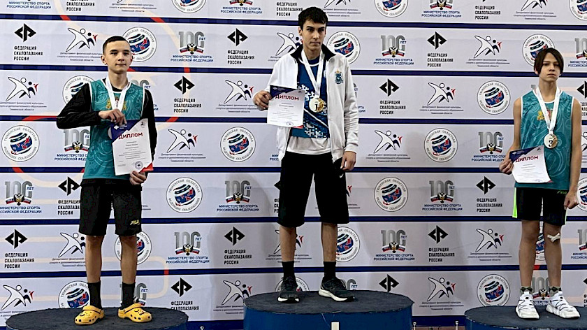 15-метровая трасса за 9,6 секунды: юный житель Ноябрьска взял золото на первенстве Урала по скалолазанию