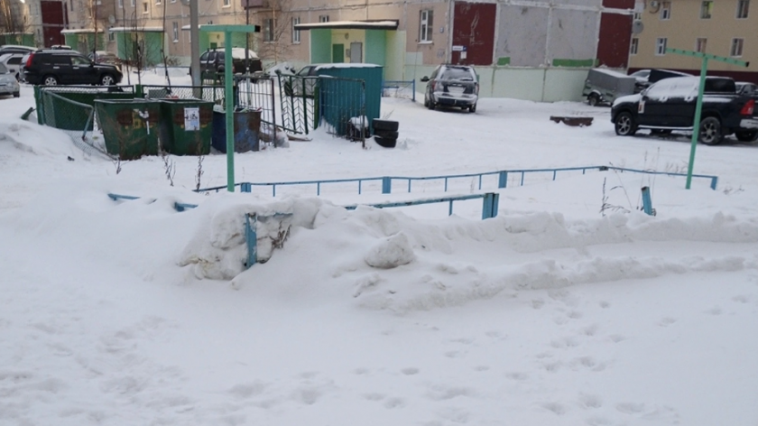 Жители Ноябрьска пожаловались на последствия уборки снега в одном из дворов. ФОТО