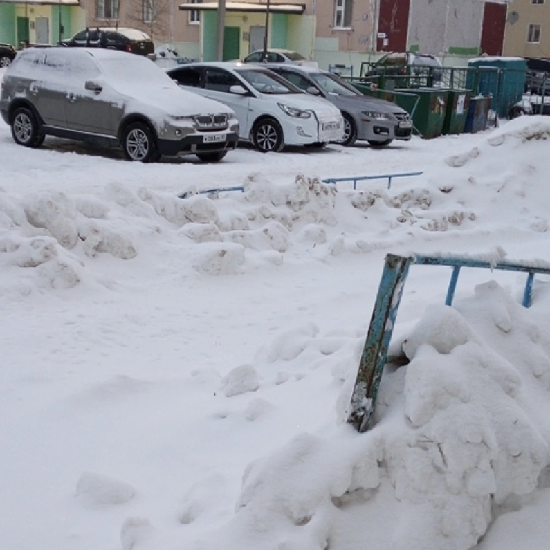 Жители Ноябрьска пожаловались на последствия уборки снега в одном из дворов. ФОТО