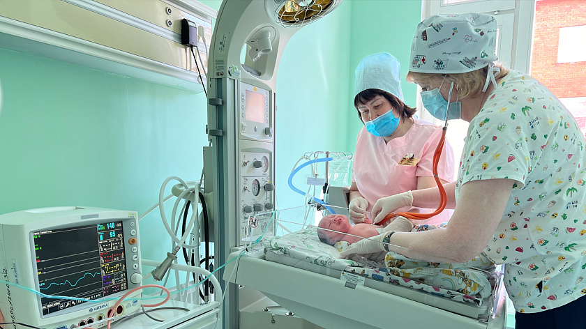Ямальские врачи в Тарко-Сале спасли жизнь новорожденного малыша и его мамы