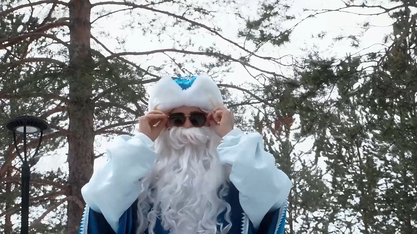 По снежным улицам Муравленко прогулялся Дед Мороз